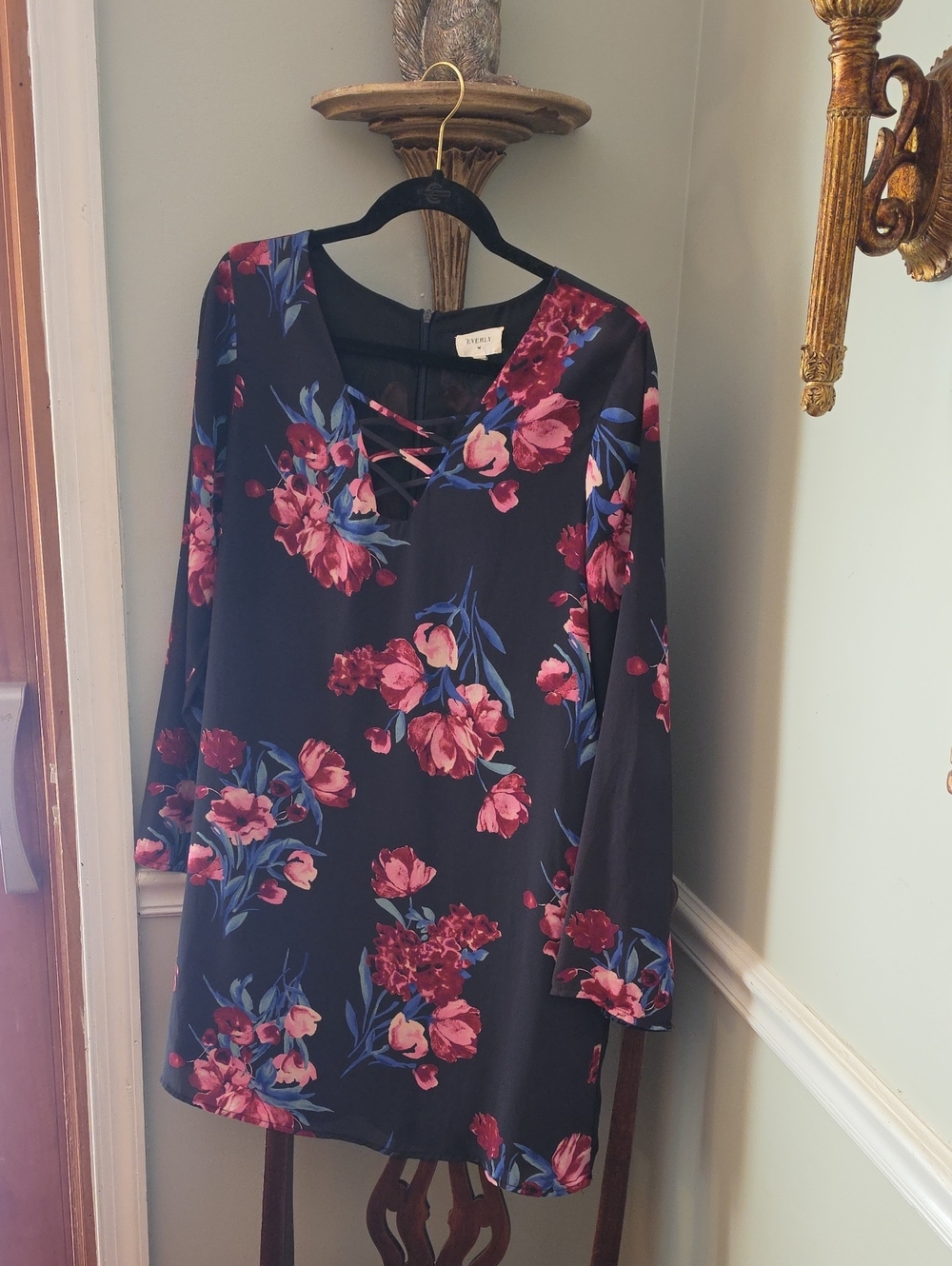 Everly Black Long-Sleeve Floral Lace-Up Tunic Shift Dress - Like New